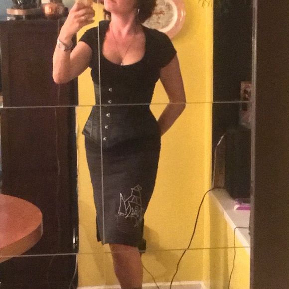 Black Satin Corset - Picture 10 of 10